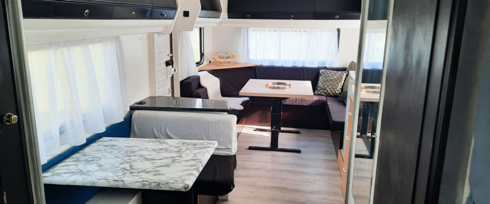 caravan2-vanuitslaapkamer